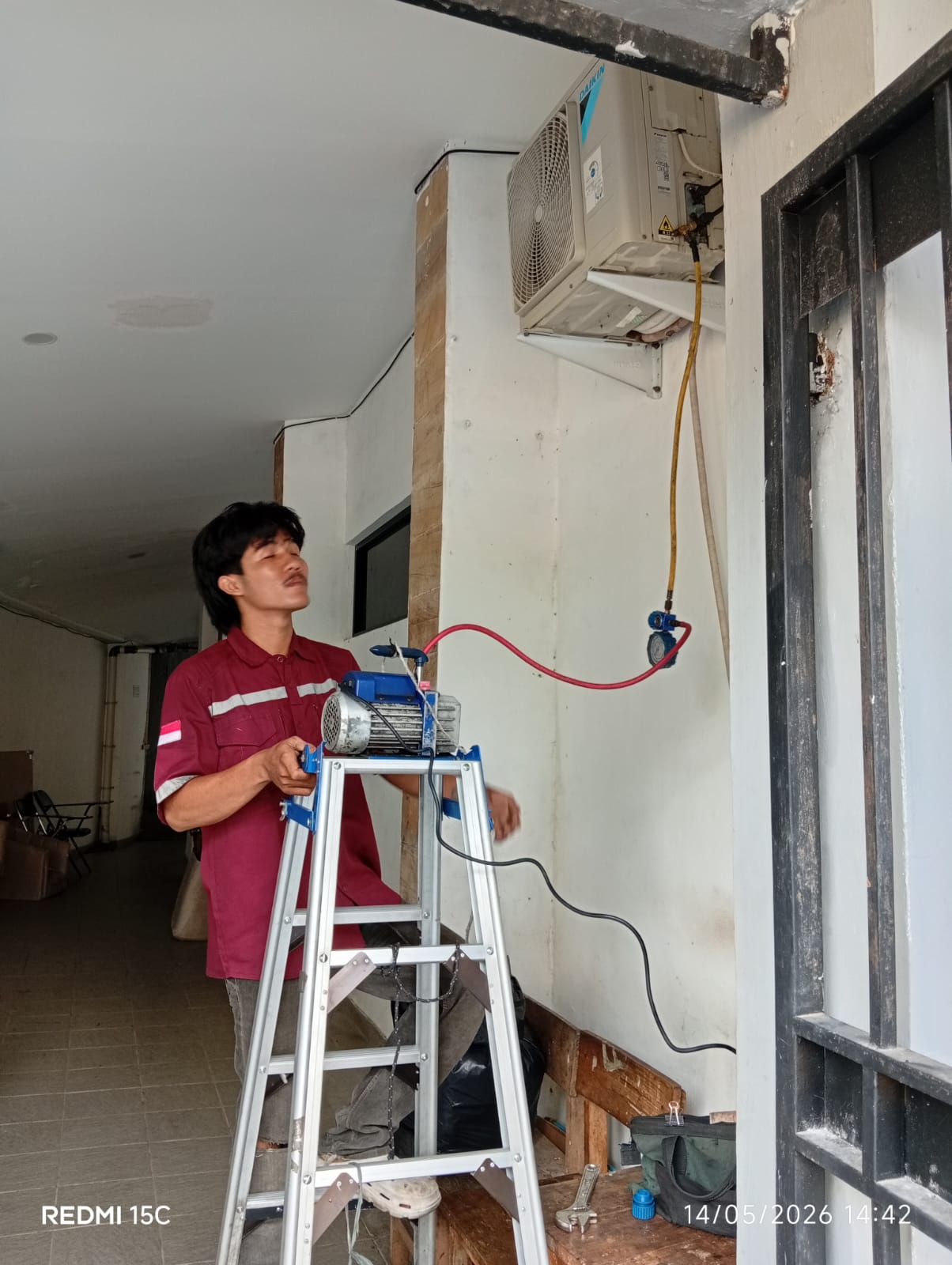 Teknisi AC di ladder